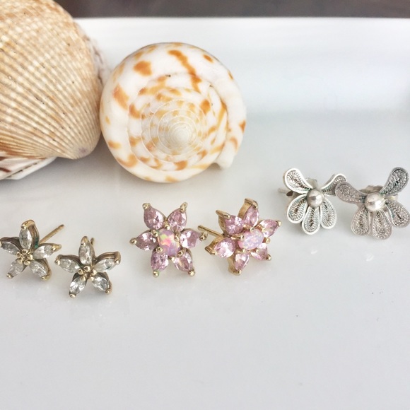 🌸 3 pairs! Flower shaped Earrings - Picture 1 of 5